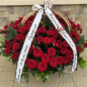 великий кошик червоних троянд на похорон у Стрию фото